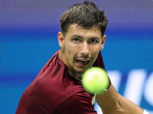 TOPSHOT - Australia's Alexei Popyrin plays a backhand return against USA's Frances Tiafoe during their men's singles round of 16 tennis match on day seven of the US Open tennis tournament at the USTA Billie Jean King National Tennis Center in New York City, on September 1, 2024. (Photo by CHARLY TRIBALLEAU / AFP)