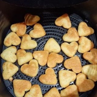 Instagram account Addicted To Bargains showed how they cooked them to crispy perfection in their air fryer. Picture: Instagram/Addicted To Bargains