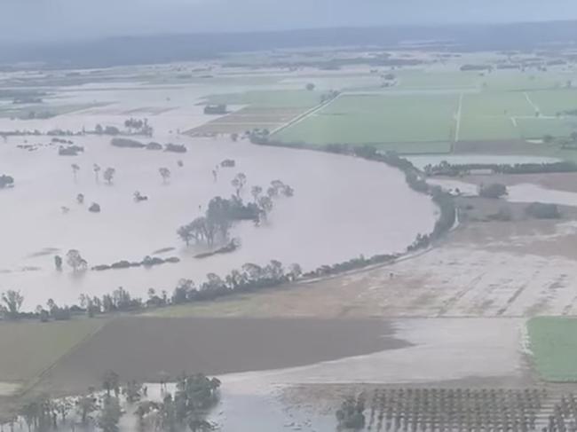 Lismore locals told to stay out of CBD, Woodburn flooding