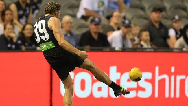 Dale Thomas goes the barrel as he kicks goal from 50m after the third term siren. Picture: Wayne Ludbey