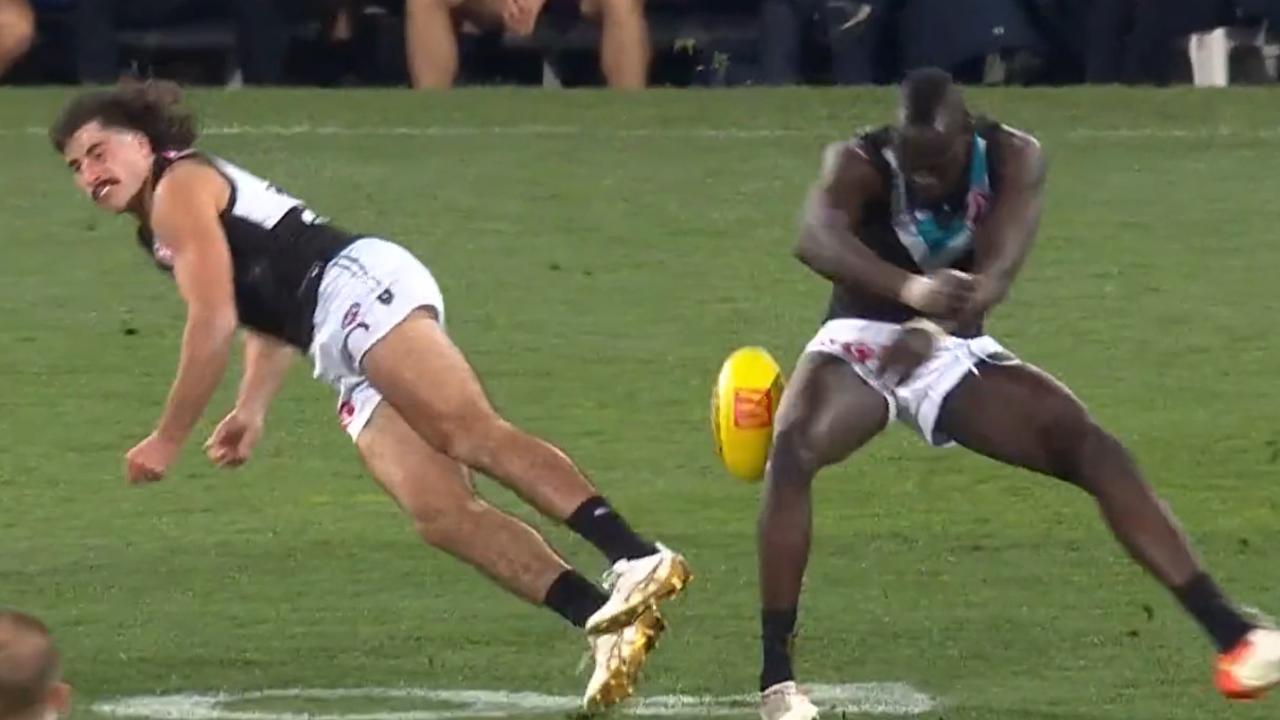 Aliir and Jones both went to ground after clashing heads. Picture: Fox Sports.