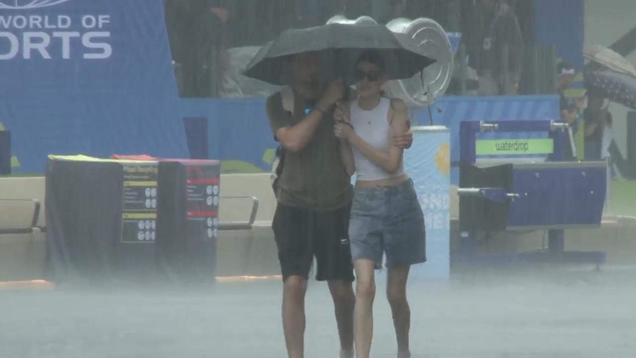 Australian Open fans brave the rain on opening day in Melbourne