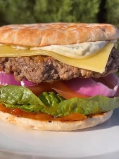 A man has made his own Simply Grill'd cheeseburger. Picture: Instagram/@deficitincalories