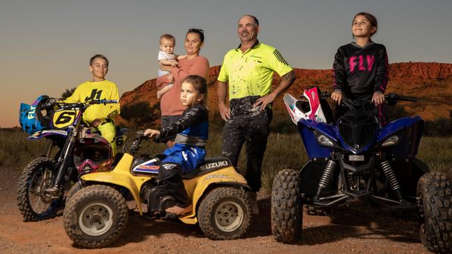 Alice Springs locals Rebecca and Willie Orr with four of their seven children – Brodie, 10, Olivia, eight months, Abigail, 5, and Kimberley, 8. Picture: Liam Mendes