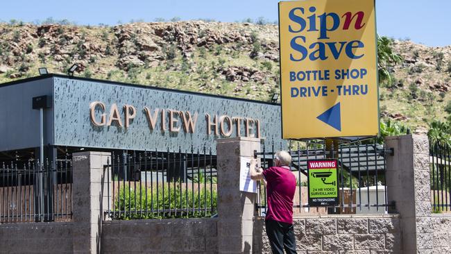 Gap View Hotel supervisor Michael Perris posts a closed notice after Northern Territory Police served a notice of suspension on the Alice Springs establishment, Friday, February 3, 2023. Picture: Kevin Farmer