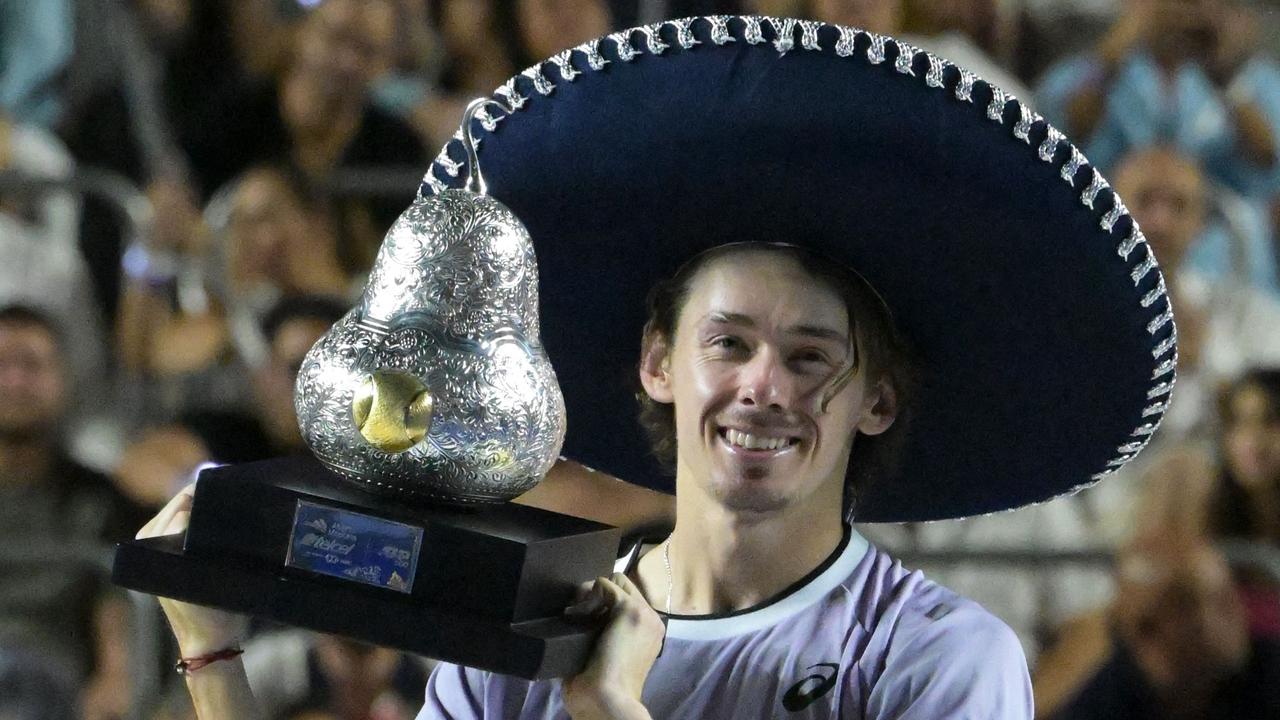 Australia's Alex De Minaur celebrates with the trophy after winning against USA's Tommy Paul during their Mexico ATP Open 500 men's singles final tennis match at the Arena GNP, in Acapulco, Mexico, on March 4, 2023. (Photo by RODRIGO ARANGUA / AFP)
