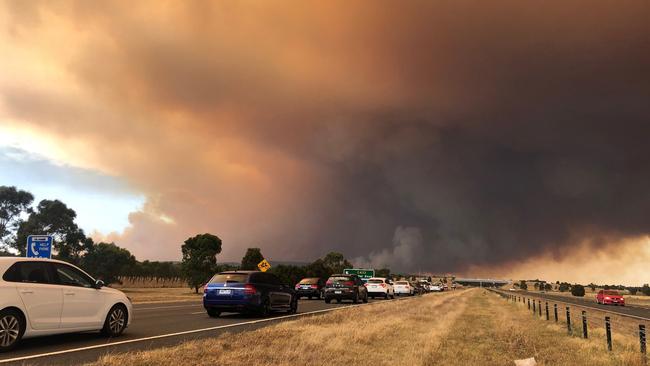 The Princes Freeway between Nar Nar Goon and Drouin has been closed as a fire burns out of control in Bunyip State Park.