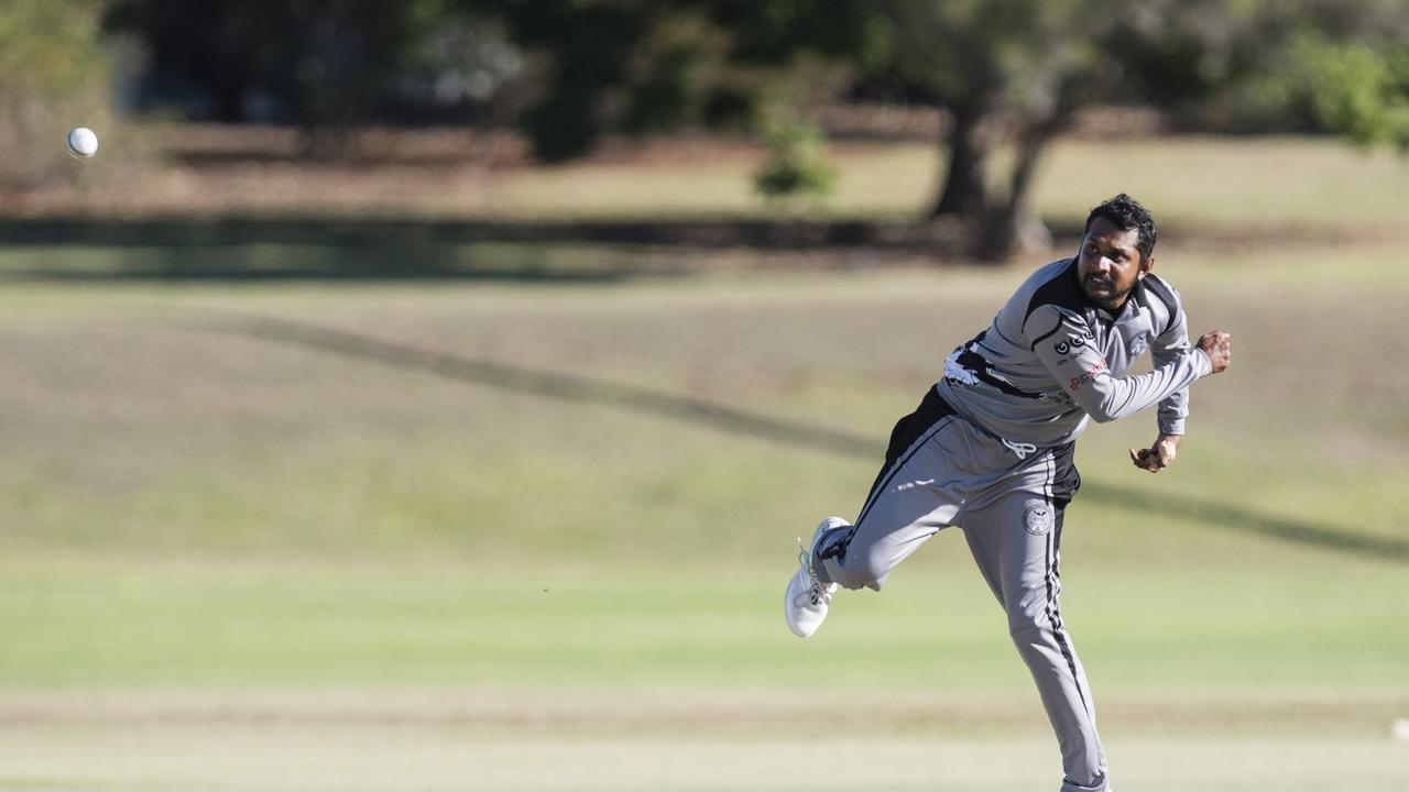 Deshaja Yukthi bowls for Souths Magpies against Metropolitan-Easts. Picture: Kevin Farmer