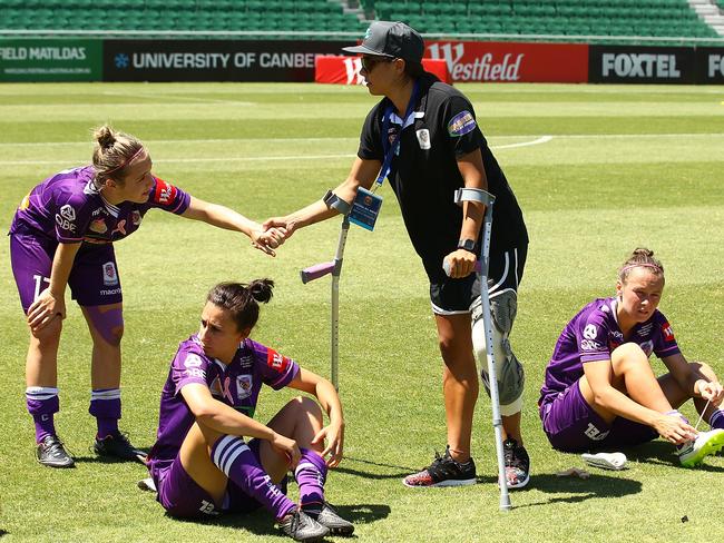 A hobbled Sam Kerr consoles her Glory teammates after a 2014 grand final loss to Canberra. Picture: Paul Kane/Getty Images