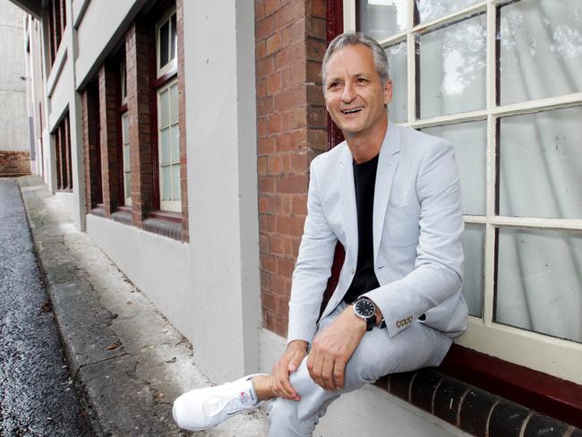 Retail veteran Hilton Seskin has acquired full control of the Glue street fashion chain from JD Sports Australia.