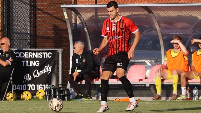 Daniel Alessi in action for Dandenong Thunder.