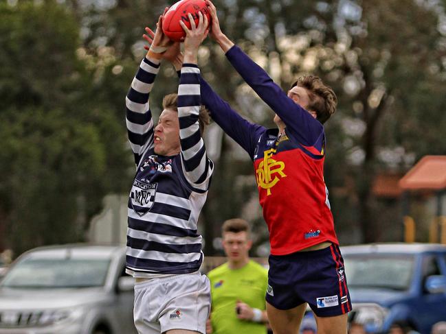 Tom Hildebrand marks in front of Deven Costigan. Picture: Aaron Cook