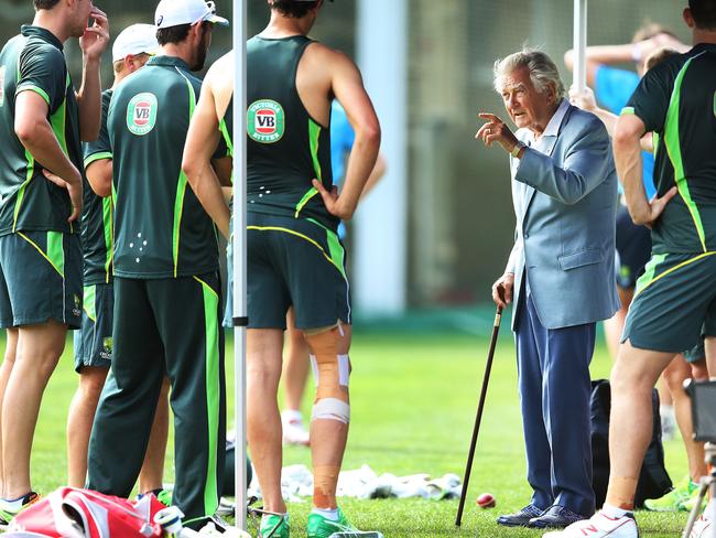 Bob Hawke talks with the Australian players. pic. Phil Hillyard