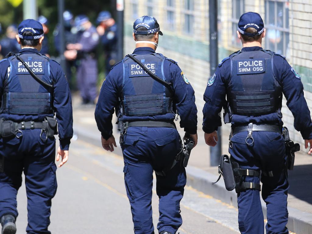SYDNEY, AUSTRALIA - NewsWire Photos SEPTEMBER 21, 2021 - Police surrounds the CFMEU Headquarters in Pyrmont.
 Picture: NCA NewsWire Christian Gilles