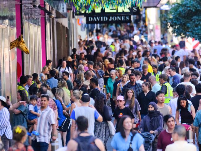 MELBOURNE AUSTRALIA - NewsWire Photos NOVEMBER 29, 2024: People are seen shopping in MelbournePicture: NewsWire / Luis Enrique Ascui