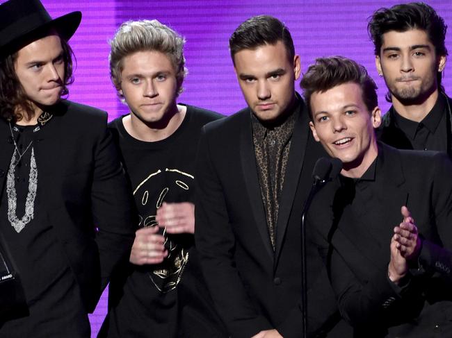 LOS ANGELES, CA - NOVEMBER 23:  (L-R) Recording artists Harry Styles, Niall Horan, Liam Payne, Louis Tomlinson and Zayn Malik of One Direction accept the Favorite Pop/Rock Band/Duo/Group award onstage at the 2014 American Music Awards at Nokia Theatre L.A. Live on November 23, 2014 in Los Angeles, California.  (Photo by Kevin Winter/Getty Images)