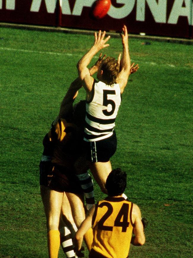 Gary Ablett rises for a mark.