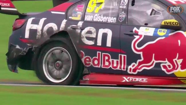 Shane van Gisbergen limps to the pits with a puncture in Race 6. Pic: FOX SPORTS.