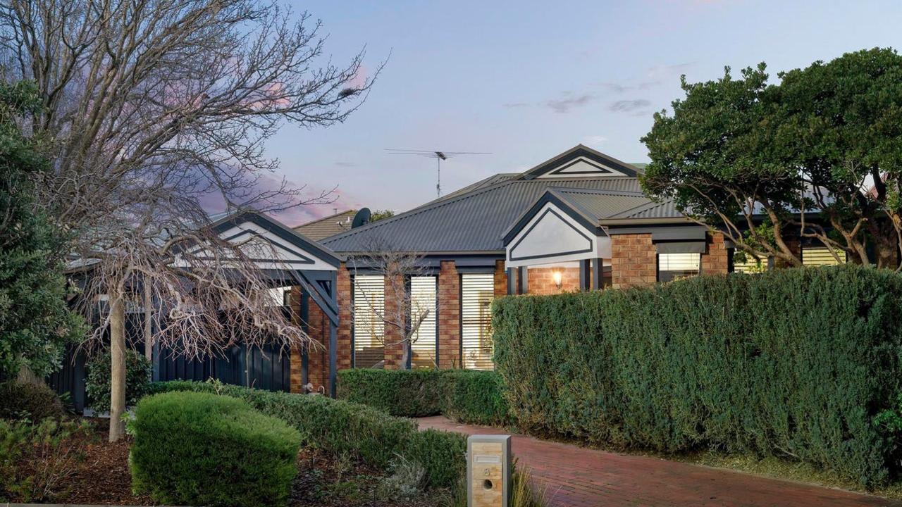 8 Kingshott Close, Williamstown sold at its auction.