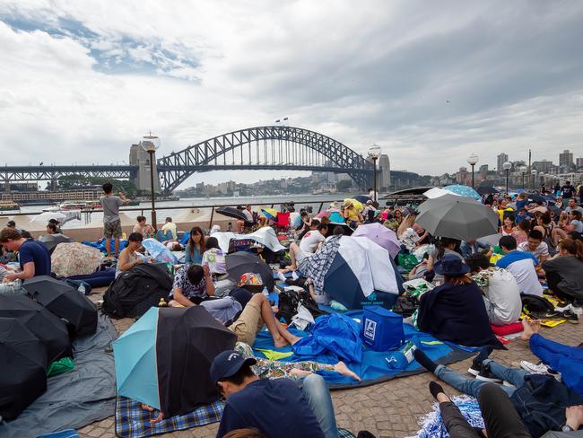 Crowd shot at Sydney Opera House around 2pm today Monday December 31 2018 ( Image / Monique Harmer)