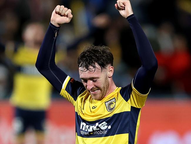 GOSFORD, AUSTRALIA - MAY 18: Ryan Edmondson of the Mariners celebrates at full-time during the A-League Men Semi Final match between Central Coast Mariners and Sydney FC at Industree Group Stadium, on May 18, 2024, in Gosford, Australia. (Photo by Brendon Thorne/Getty Images)