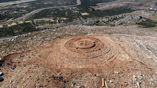 The discovery, believed to be a monumental Minoan building, has led to the relocation of the planned radar for the airport and suggests the site’s involvement in ritual activities around 3700-4000 years ago.