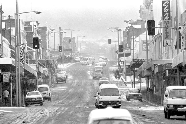 Historical Mercury Archives: Snow fell in Hobart to sea level on July 25, 1986, the biggest snowfall since 1921. Elizabeth Street.
