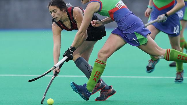 Diamondbacks Giselle Fernandez, left, in action against OHA. Picture: LUKE BOWDEN