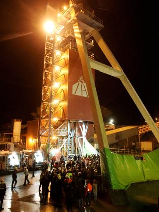 A crowd mingles around the minehead as Tasmanian miners Brant Webb and Todd Russell are rescued from the Beaconsfield gold mine on May 9, 2006. Picture: AAP