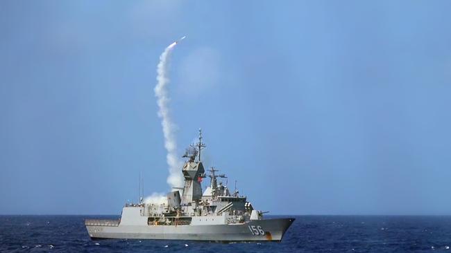 HMAS Toowoomba fires an Evolved Sea Sparrow missile in the Pacific Missile Range Facility near the island of Kauaâ.