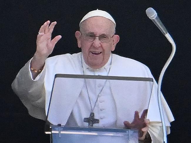 Pope Francis waves as he addresses the crowd from the window of the apostolic palace overlooking St.Peter's square during his Angelus prayer at the Vatican on July 9, 2023. The Pope has announced that there will be a consistory for the creation of 21 new cardinals on 30 September, 2023. (Photo by Alberto PIZZOLI / AFP)