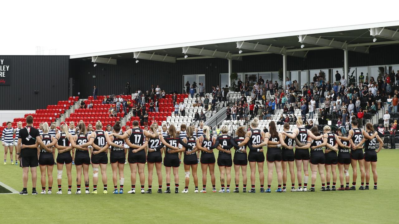 St Kilda and Geelong players line up for a minute silence to pay tribute to Shane Warne before the round nine AFLW match. (Photo by Darrian Traynor/Getty Images)