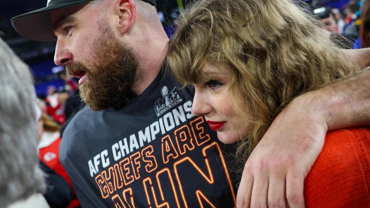 Travis Kelce celebrates with Taylor Swift. Photo by Patrick Smith / GETTY IMAGES NORTH AMERICA / AFP.