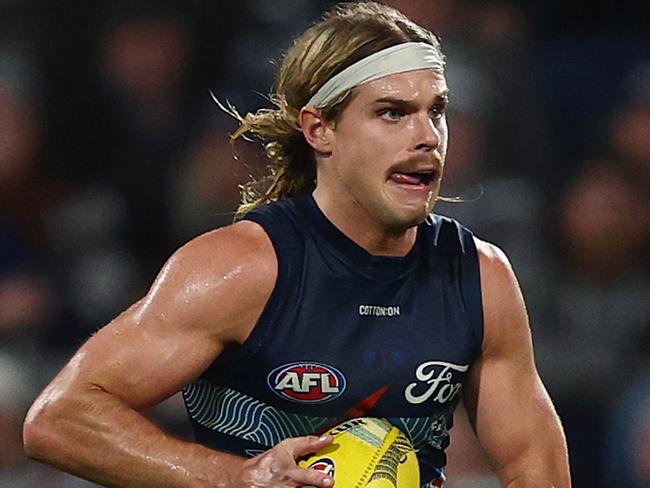 GEELONG, AUSTRALIA - MAY 22: Bailey Smith of the Cats runs with the ball during the round 11 AFL match between Geelong Cats and Western Bulldogs at GMHBA Stadium, on May 22, 2025, in Geelong, Australia. (Photo by Morgan Hancock/Getty Images)