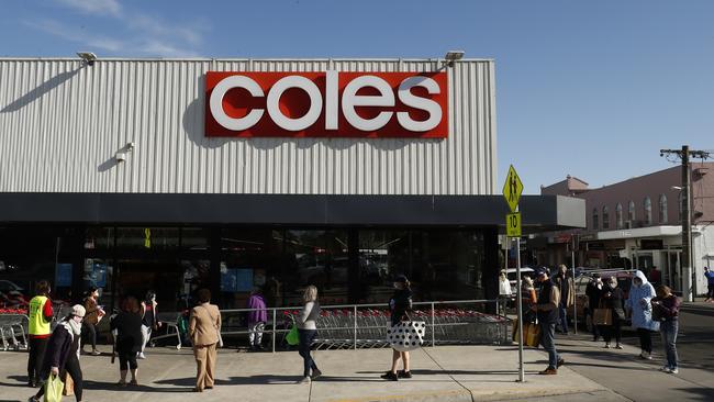 People line up outside a Coles supermarket in Malvern. Picture: Darrian Traynor/Getty Images.