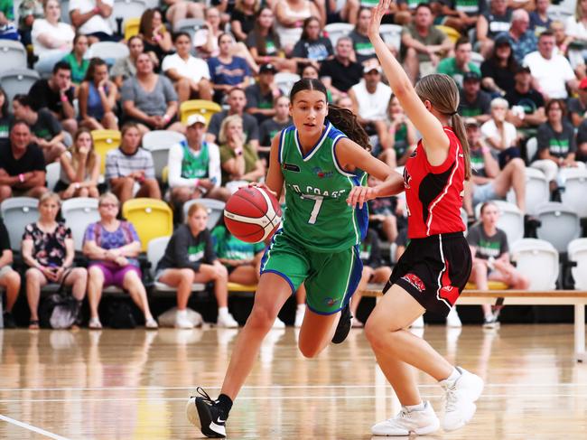 Gold Coast's Waves Katelyn Donovan in action against the Mackay Meteorettes in The Girls QLD U18 State Championships Basketball at Carrara. finalPhotograph : Jason O'Brien