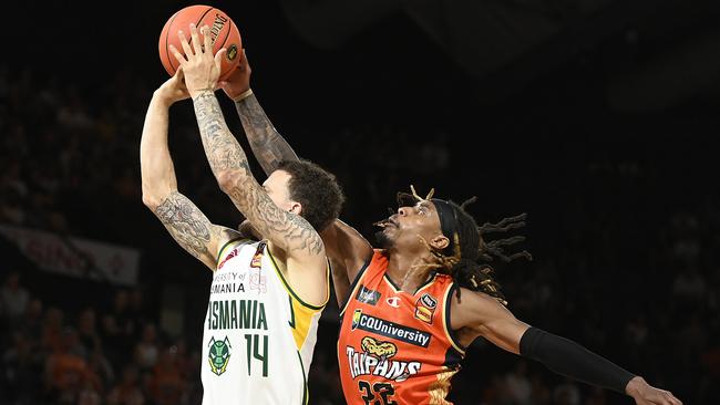 Josh Adams of the Jackjumpers drives to the basket past Tahjere McCall of the Taipans . (Photo by Ian Hitchcock/Getty Images)