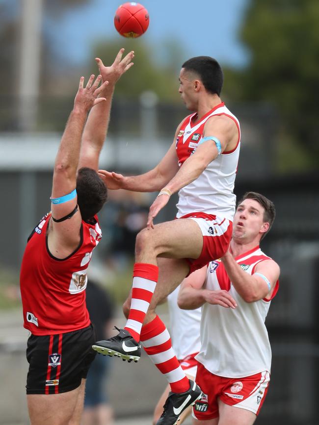 Stawell’s Jarrod Stafford takes front position for a marking contest.