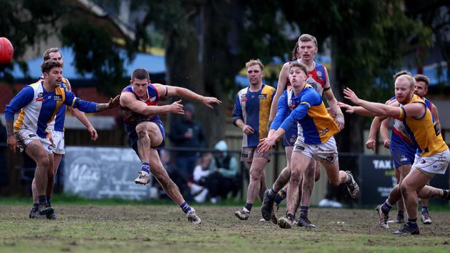 Billy Hogan wins the clearance for North Heidelberg. Picture: Hamish Blair