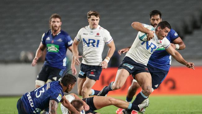 Waratahs' Izaia Perese (2nd R) runs with the ball during the Super Rugby Pacific round 9 match between The Blues and New South Wales Waratahs at Eden Park in Auckland on April 22, 2023. (Photo by DAVID ROWLAND / AFP)