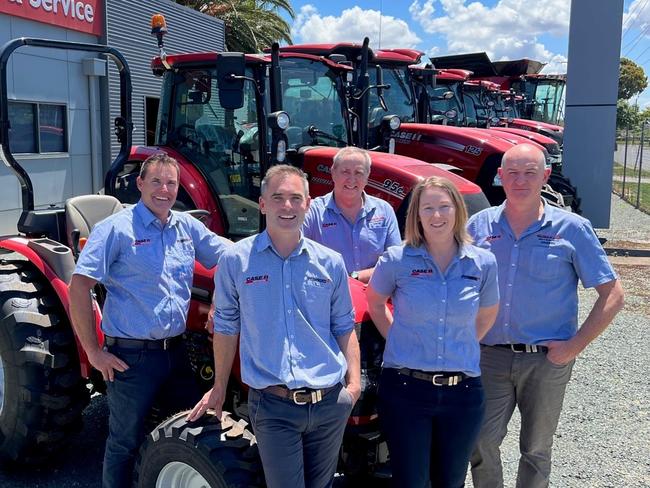 From left, Tim Edgar (Sales Manager O’Connors), David Jackson (Echuca CIH, Director),Darren Stephenson (Echuca CIH, Dealer Principal), Gareth Webb (CEO O’Connors) and MelissaFreeman (Branch Manager O’Connors).