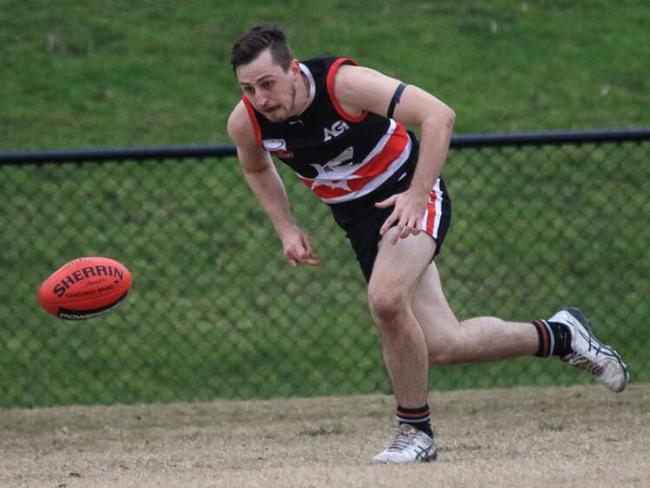 Ben Heyde chases a loose ball. Picture: Davis Harrigan