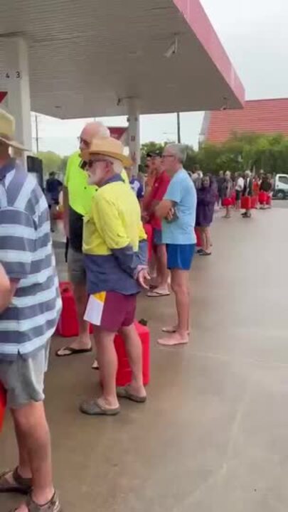 Huge line-up for fuel in flood ravaged Ingham in North Qld