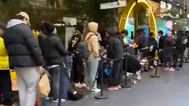 Queues outside Sydney’s Pitt St Mall. Picture: Twitter/@jimmygunawanapp