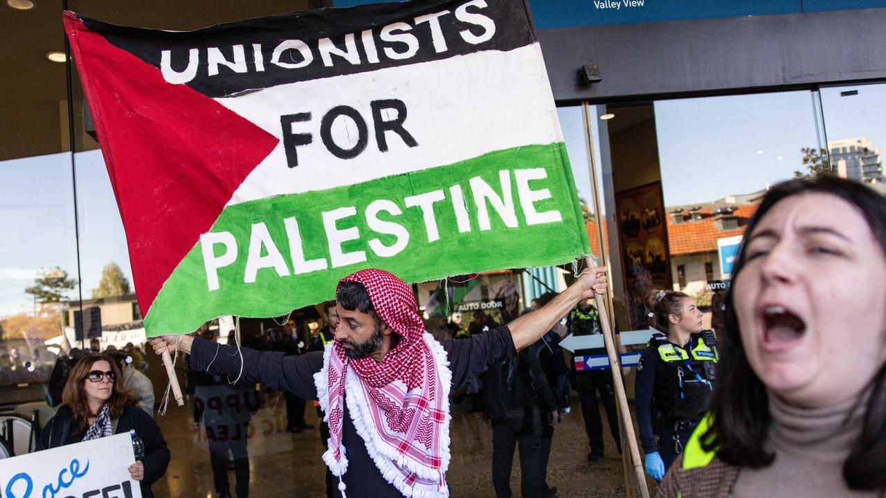 MELBOURNE, AUSTRALIA - NewsWire Photos - 18 MAY 2024: Pro-Palestine protesters are seen outside the Mooney Valley Racecourse as the ALP Conference occurred inside. Picture: NewsWire / Diego Fedele