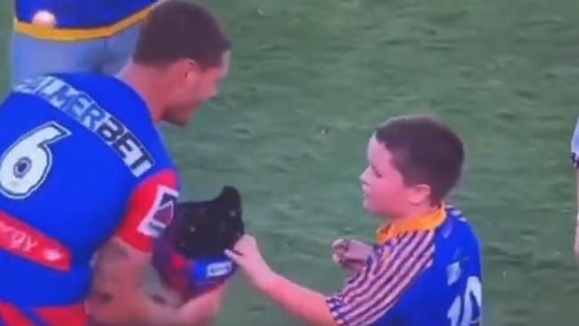 Kalyn Ponga offered his headgear to the youngster. Photo: Twitter.