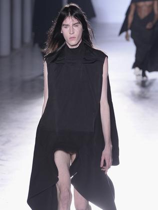 Rick Owens coloca modelos com pênis à mostra na semana de moda de Paris -  FFW