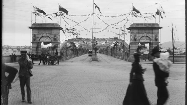 Victoria Bridge, decorated for the Duke of York, 1901. By Alfred Elliott (1870-1954) .
