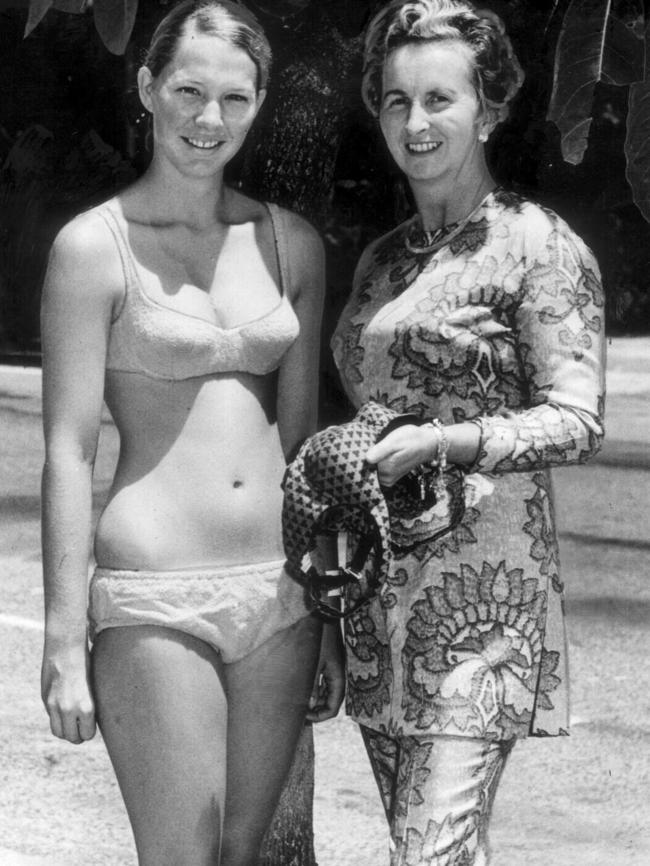 Fashion designer Paula Stafford (R) with bikini-clad model Sally Hill in 1968