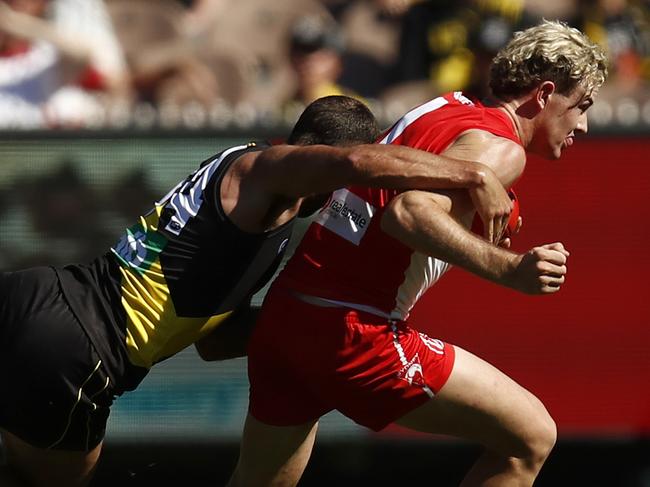 MELBOURNE, AUSTRALIA - APRIL 03: Chad Warner of the Swans  breaks a tackle during the round 3 AFL match between the Richmond Tigers and the Sydney Swans at Melbourne Cricket Ground on April 03, 2021 in Melbourne, Australia. (Photo by Darrian Traynor/Getty Images)